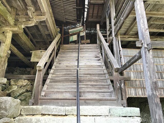 日龍峰寺　本堂、籠堂中間階段