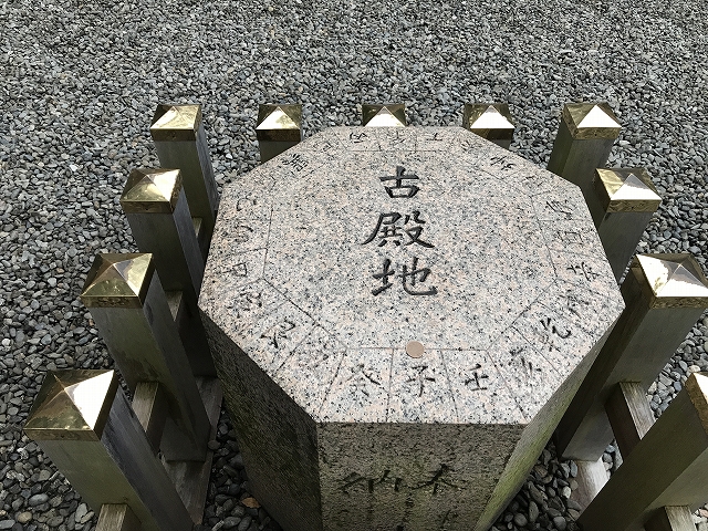 猿田彦神社　八角柱