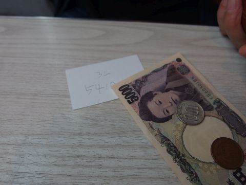 会計を告げると、金額の書かれた小さな紙を渡されました。5410円なり。