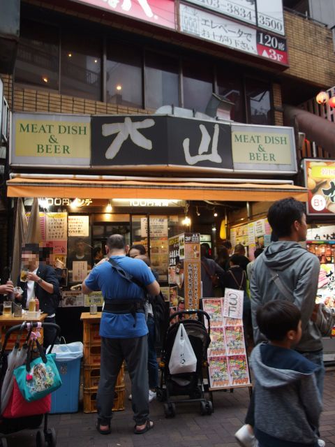 こうやで。土曜日の夕方5時過ぎの上野「大統領」周辺の飲食店街はスゴい人混みで大にぎわいです。