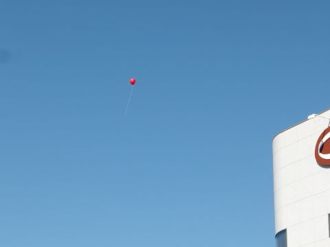 ありがちなヘリウム風船の一人旅を発見。僕はこういうのでお祭り気分が高まります(笑)。