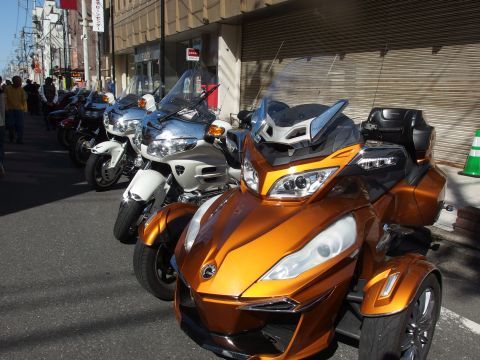 すごいバイクの展示が今年もありました。こないだ手前のオレンジ色の三輪バイクと久喜市内ですれ違ったんですが、オーナーさんは女性でした。カッコいいですね。