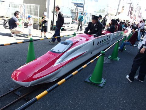 JR東日本協力のミニ新幹線が運行されていました。今年はこまちです。
