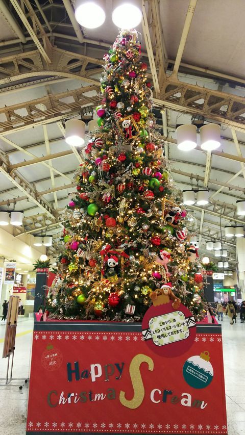 上野駅 中央改札外グランドコンコースに飾られたクリスマスツリー