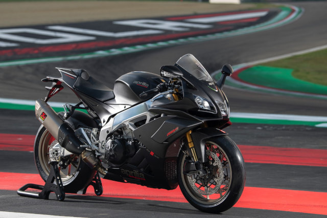 2019-Aprilia-RSV4-1100-Factory-First-Look-superbike-motorcycle-9[1]