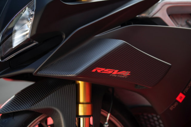 2019-Aprilia-RSV4-1100-Factory-First-Look-superbike-motorcycle-11[1]