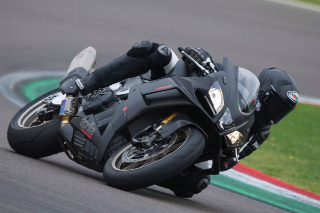 2019-Aprilia-RSV4-1100-Factory-First-Look-superbike-motorcycle-12[1]
