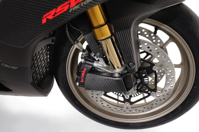 2019-Aprilia-RSV4-1100-Factory-First-Look-superbike-motorcycle-1[1]