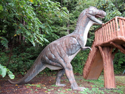 「道の駅ちぢみの里おぢや」にいる恐竜たち
