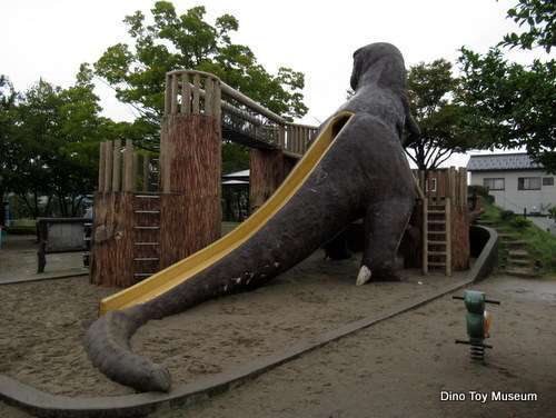 新潟県の砂岡公園にクネクネしたティラノサウルス