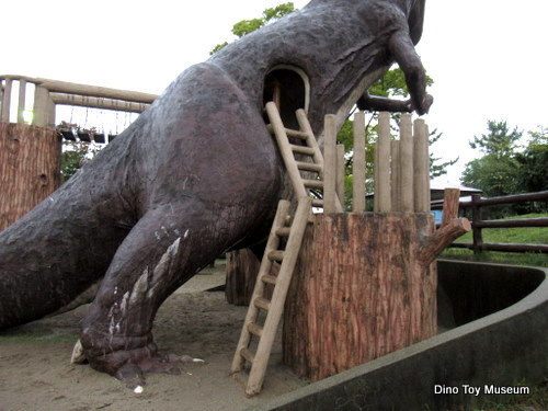 新潟県の砂岡公園にクネクネしたティラノサウルス