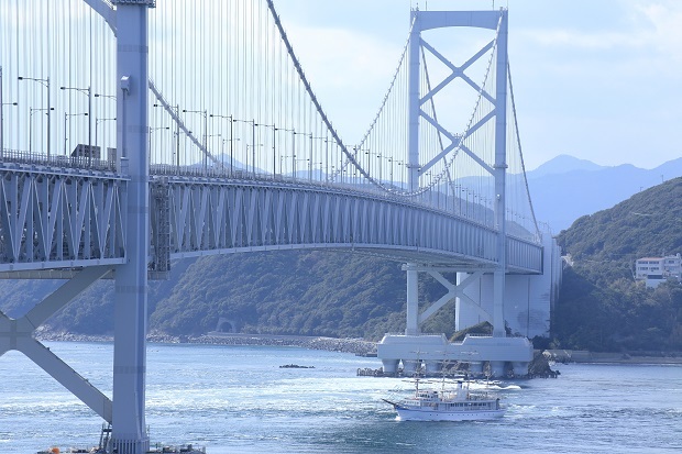 大鳴門橋　淡路島側　日本丸