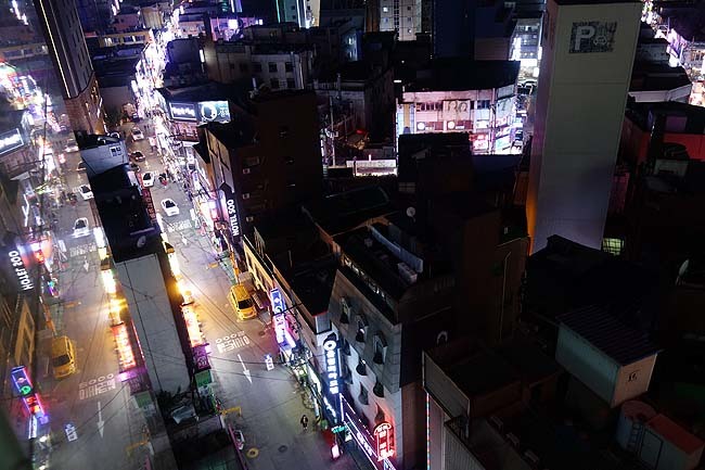 今日のソウルでの宿泊はラブホ？またこういう色艶ある街並みを見るのも新鮮でええね