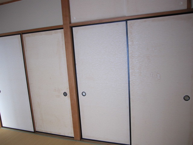 埼玉県所沢市　空き室賃貸物件原状回復　和室：襖張替え　作業前　１