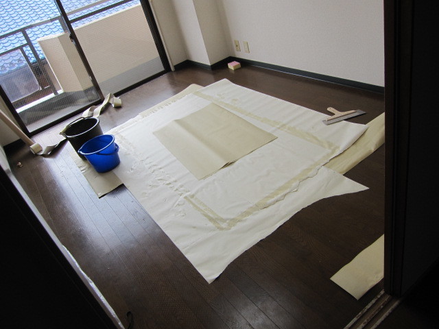 埼玉県所沢市　空き室賃貸物件原状回復　和室：襖張替え　作業風景　１