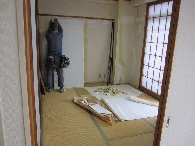 埼玉県所沢市　空き室賃貸物件原状回復　和室：襖張替え　作業風景　２