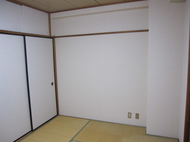 埼玉県所沢市　空き室賃貸物件原状回復　和室：襖張替え　作業完了後　３