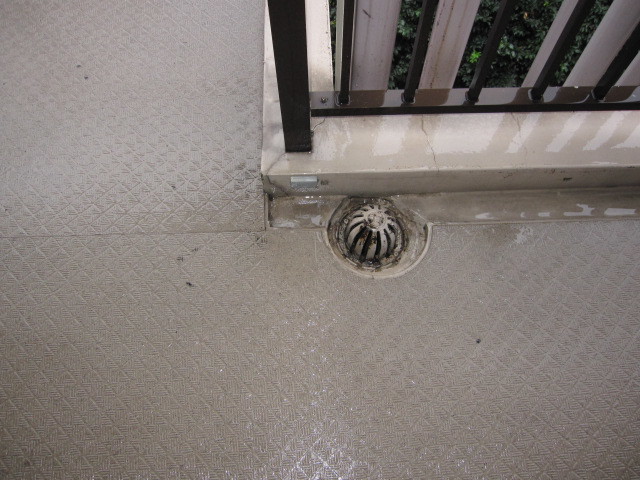 東京都世田谷区　４階建てマンション共用部清掃　各階床排水溝　作業完了後　１