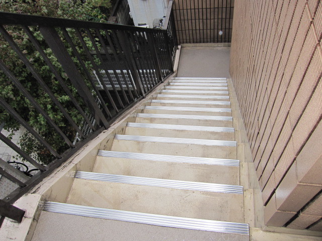 東京都世田谷区　４階建てマンション共用部清掃　各階階段　作業完了後　２
