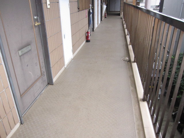 東京都世田谷区　４階建てマンション共用部清掃　各階床　作業完了後　１