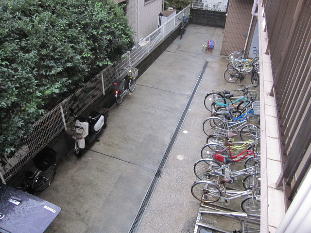 東京都世田谷区　４階建てマンション共用部清掃　駐輪場　作業完了後　１