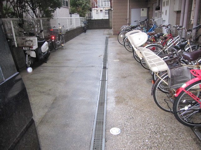 東京都世田谷区　４階建てマンション共用部清掃　駐輪場　作業完了後　２