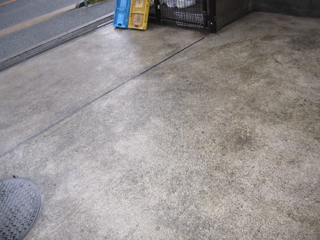東京都世田谷区　４階建てマンション共用部清掃　駐輪場　作業完了後　３