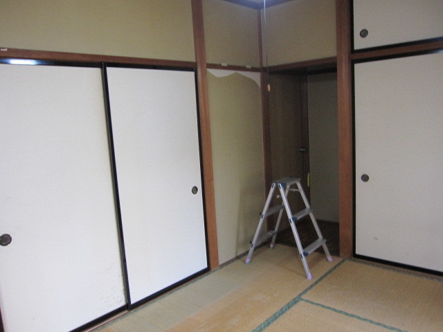 埼玉県所沢市　一戸建て空き家　賃貸物件原状回復　壁クロス張替え　1階和室　作業前　２