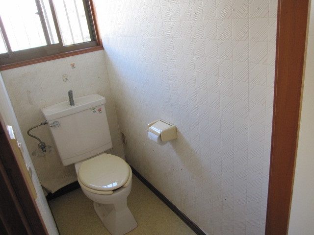埼玉県所沢市　一戸建て空き家　賃貸物件原状回復　壁クロス張替え　１階トイレ　作業前　１