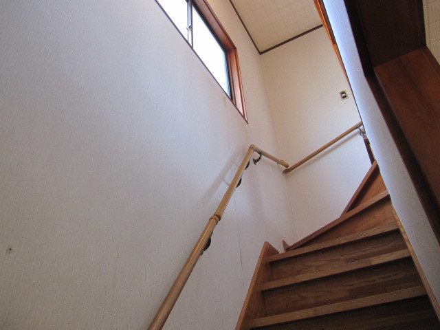 埼玉県所沢市　一戸建て空き家　賃貸物件原状回復　壁クロス張替え　階段　作業前　１
