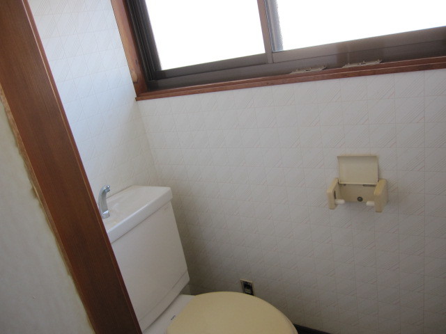 埼玉県所沢市　一戸建て空き家　賃貸物件原状回復　壁クロス張替え　２階トイレ　作業前　１