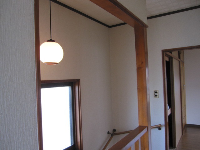 埼玉県所沢市　一戸建て空き家　賃貸物件原状回復　壁クロス張替え　階段　作業前　３