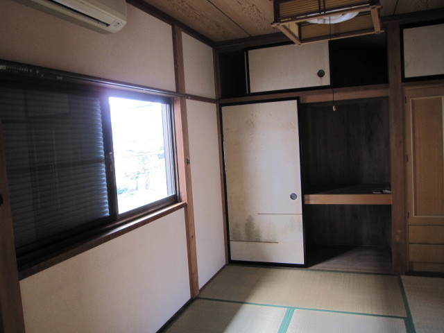 埼玉県所沢市　一戸建て空き家　賃貸物件原状回復　壁クロス張替え　２階和室　作業前　１