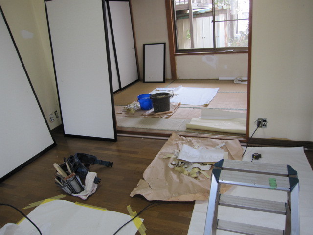 埼玉県所沢市　空き家一戸建て原状回復　和室：襖張替え　作業風景　１