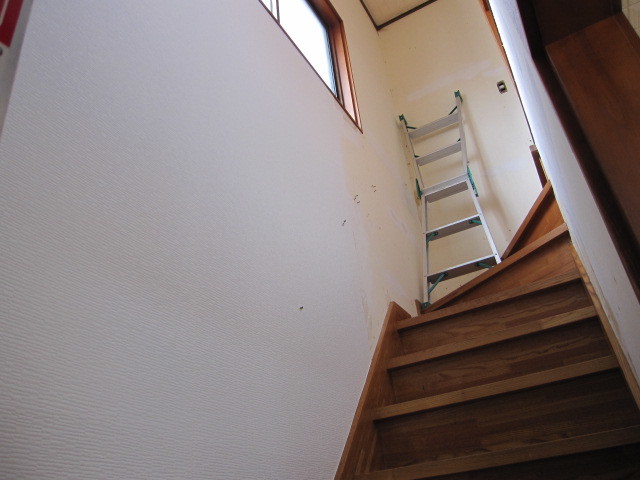 埼玉県所沢市　一戸建て空き家　賃貸物件原状回復　壁クロス張替え　階段　作業風景　１