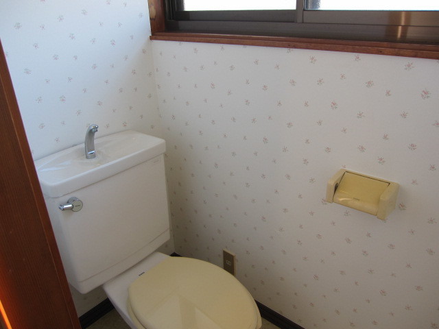 埼玉県所沢市　一戸建て空き家　賃貸物件原状回復　壁クロス張替え　２階トイレ　作業完了後　１