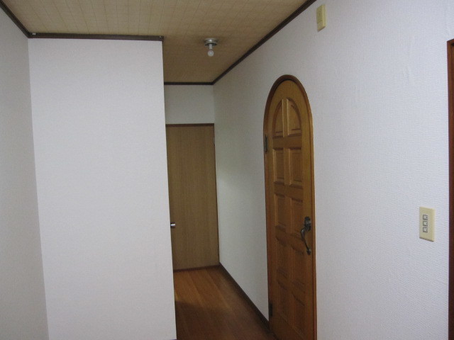 埼玉県所沢市　一戸建て空き家　賃貸物件原状回復　壁クロス張替え　廊下・玄関　作業完了後　１