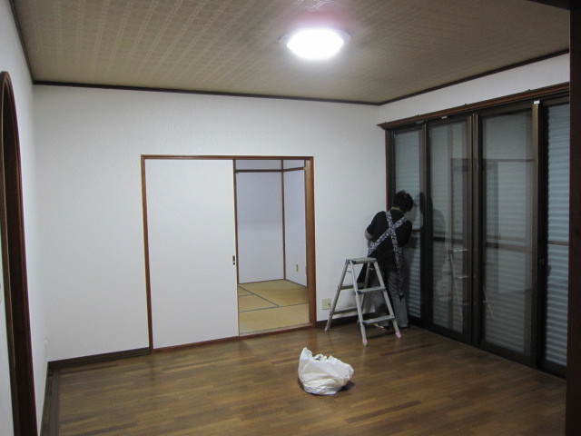 埼玉県所沢市　一戸建て空き家　賃貸物件原状回復　壁クロス張替え　リビング　作業完了後　２