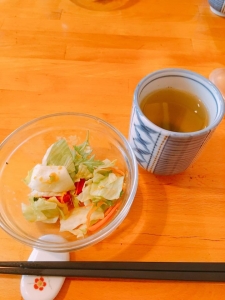某日本食レストランのランチメニューには サラダ、お味噌汁が付いてきます