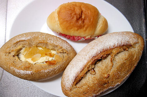 塩パン　煮りんごとクリームチーズ(ライ麦)　全粒粉入りくるみパン